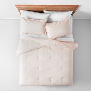 Blush pink queen size comforter (unused)